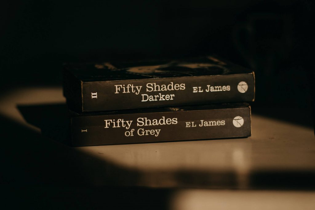 Imagen de dos libros de la serie Cincuenta sombras de Grey de E.L. James: Cincuenta sombras de Grey y Cincuenta sombras más oscuras